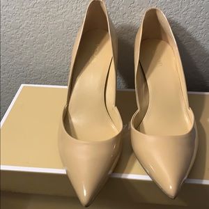NWT Michael Kors Ashby Pump Color Beige